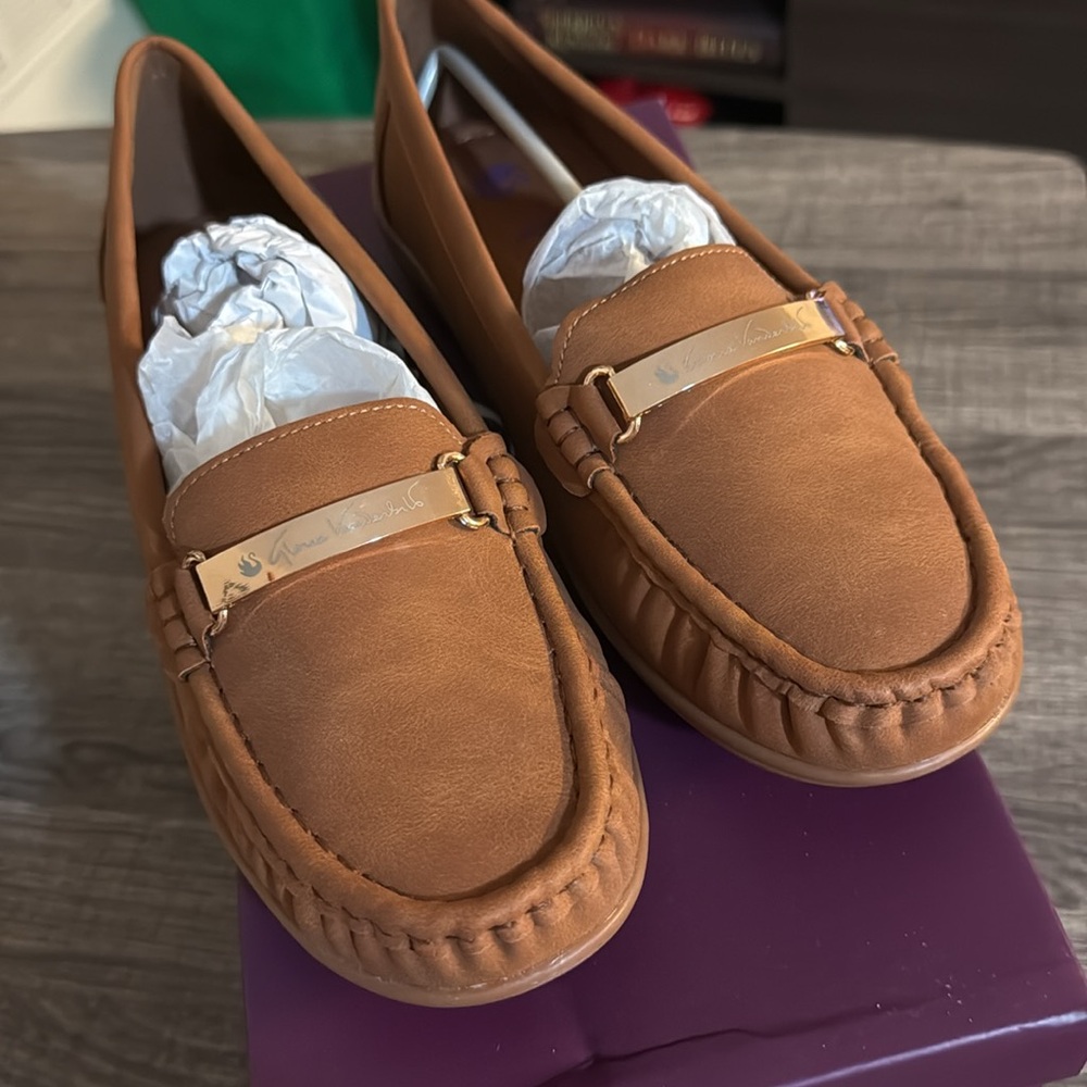 NIB Gloria Vanderbilt Katherine Loafers in Whiskey Size 6